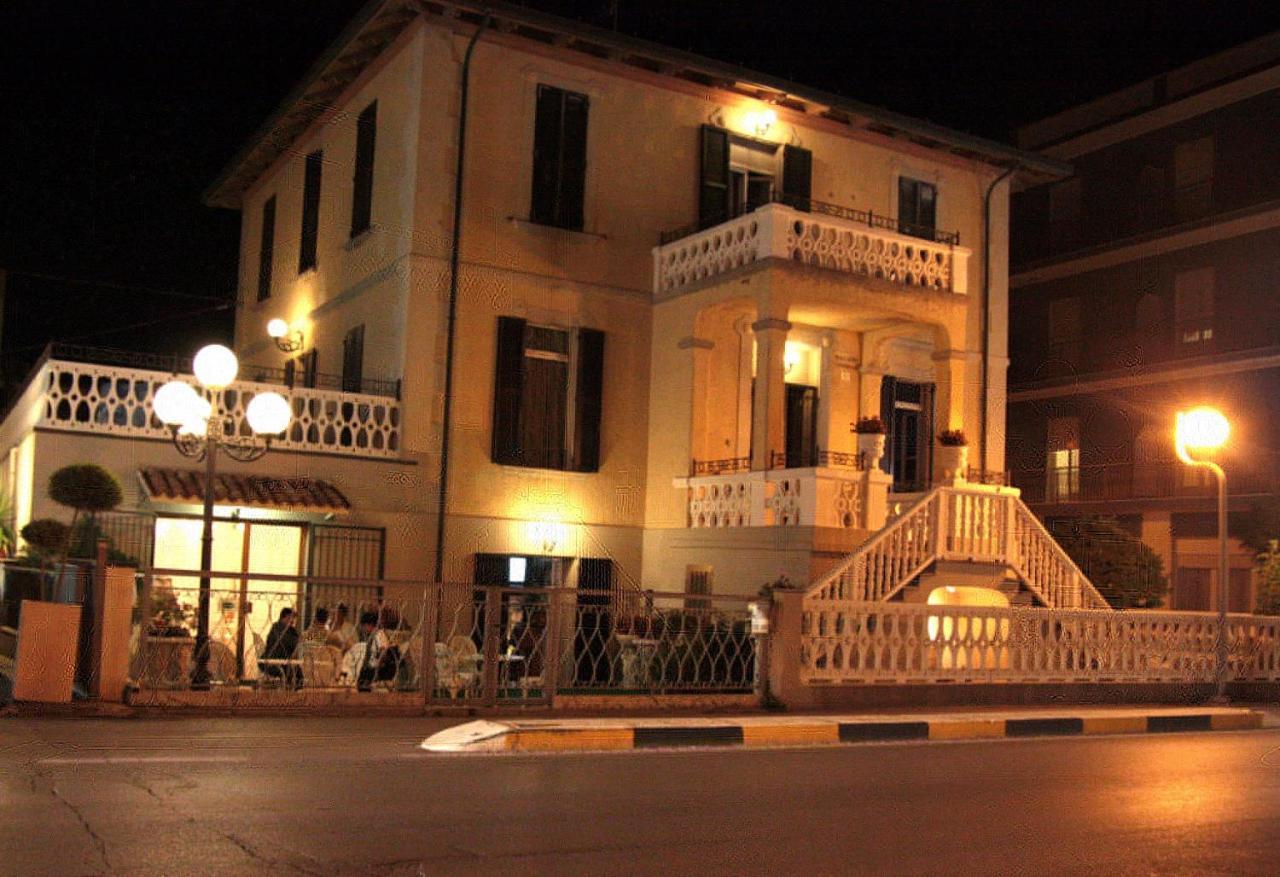 Hotel Villa Laura Rimini Exterior foto